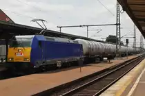 Hier 146 519-4 mit einem Kesselwagenzug, bei der Durchfahrt am 14.7.2013 durch Weimar, in Richtung Gro�korbetha.