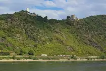 Eine ITL-Traxx f�hrt am 6.9.2013 unterhalb der  feindlichen Br�der , einer Sage nach bestehend aus den Burgen Sterrenberg und Liebenstein