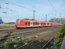 Zwei Triebz�ge der BR 425 fahren hier am 22.08.2013 zwischen dem K�lner Hbf und der Hohenzollernbr�cke. 