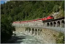 Zwischen M�rel und Betten (Talstation) wird kurz vor Station Betten das Tal eng und m�ssen sich die Verkehrsweg ihren Platz im steilen Hang suchen.
MGB Regionalzug 538 auf seinem Weg nach G�schenen.
10. Sept. 2013