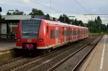Wegen Bauarbeiten zwischen Pulheim und Grevenbroich fahren die RE8 und RB 27 im Pendel zwischen Grevenbroich und M�nchengladbach Hbf. Hier ist der 425 037-9 als Pendelzug in Rheydt Hbf auf dem Weg nach Grevenbroich am Dienstag 10.9.2013