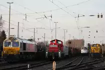 Links steht ECR 247 020 und wartet darauf umsetzen zu k�nnen.Daneben hat 294 773 soeben einen R�hrenzug bereitgestellt welchen sie zusammen mit der 247er sp�ter nachb Oberhaausen zieht.Daneben steht die Strabag Nohab und die TWE V156 abgestellt.