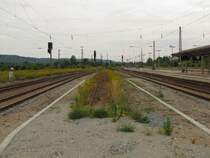 Die Reste vom fr�heren Bahnsteig 6, am 08.09.2013 in Naumburg (Saale) Hbf.
