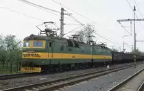 Am 2.5.2003 war um 11.56 Uhr auf dem Breitspurgleis in Trebisov
die Elektrolok 125804 mit einem Leerzug in Richtung Ukraine unterwegs.
