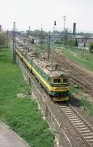 Unweit des Bahnhof Trebisov ist s�d�stlich gelegen eine Stra�enbr�cke,
von der aus man die Breitspur- und die Normalspurstrecke nebeneinander 
vor Augen hat. Am 2.5.2003 fotografierte ich von diesem Standort aus
einen Breitspur Lokzug, der mit den Elektrolokomotiben 1258232 und 125844 
in Richtung Ukraine fuhr.