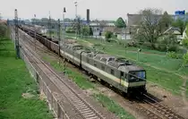 Vorn im Bild verl�uft das Breitspurgleis durch den Bahnhof Trebisov.
131002+131001 sind aber als Doppellok mit einem Leerzug am 2.5.2003 auf dem
Normalspurgleis Richtung S�dosten unterwegs. 