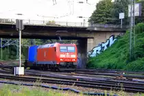 185 008-0 DB kommt aus Richtung K�ln,Aachen-Hbf mit einem langen Containerzug aus Verona(I) nach Antwerpen-Combinant(B) und f�hrt in Aachen-West ein am einem sch�nem Sommerabend am 27.8.2013.