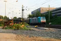 Die Cobra 2822 kommt aus Richtung K�ln-Aachen-Hbf mit einem langen Papierzug aus K�ln-Gremberg nach Zeebrugge(B) und f�hrt in Aachen-West ein am einem sch�nem Sommerabend am 27.8.2013.