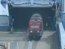 298 306 beim beladen der F�hre  SASSNITZ ,am 12.September 2013,in Mukran.Aufnahme von der Fussg�ngerbr�cke und durch die Fensterscheibe.