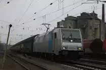 Railpool/PCT 185 677 am 28.3.13 mit einem ARS Altmann Autozug in Verden (Aller).