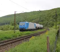 185 523-8 mit Kesselwagenzug in Fahrtrichtung S�den. Aufgenommen in Wernfeld am 23.05.2013.
