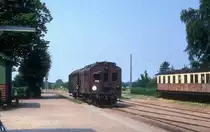 HHGB, Helsing�r-Hornb�k-Gilleleje-Banen, Diesellok M4 mit einem G�terwagen in Saunte am 5. Juli 1973. - Die Diesellok, die 1952 von der Firma Scandia gebaut wurde, kaufte die HHGB 1969 von einer anderen d�nischen Privatbahngesellschaft, HHJ. 