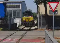 Nachdem DE 63 der ASCENDOS die vollen Kesselwagen in das Tanklager geschoben hat, muss sie ein St�ck zur�ckfahren und au�erhalb des Tanklagers warten, bis die entleerten Wagen wieder abgeholt werden k�nnen (Industriegebiet Ulm-Donautal, 05.08.2013).