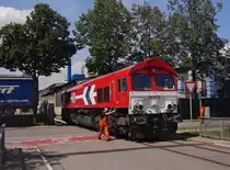 Nein, er schiebt nicht - Nachdem der Bahnmitarbeiter die Sta�en�berquerung gesichert hatte, stieg er auf bzw. in die DE 672 der HGK, die zur Abholung der leeren Kesselwagen in das Tanklager im Industriegebiet Ulm-Donautal f�hrt (15.08.2013).