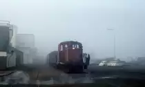 HP, Hj�rring Privatbaner: Diesellok 14 (Frichs 1953) mit G�terwagen auf dem Hafengleis in Hirtshals am Morgen des 24. Februar 1975.