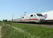 401 506-1 als ICE 71 von Hamburg nach Basel SBB am Vormittag des 05.08.13 kurz vor dem Einfahrsignal in M�llheim (Baden).
Wegen der rechts im Bild zu sehenden, liegengebliebenen RoLa mussten alle Z�ge �ber das Gegengleis fahren, was nat�rlich erhebliche Behinderungen mit sich brachte. Der ICE 71 war mit gut 20 Minuten Versp�tung unterwegs.