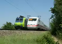 Die liegengebliebene RoLa 43611 von Freiburg (Breisgau) nach Novara mit der Zuglok 485 009-5 und der 401 074-0 als ICE 72 von Z�rich nach Hamburg Altona am Vormittag des 05.08.13 an der Nordspitze des Bahnhofs M�llheim (Baden).