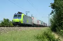 Die wegen eines Hei�l�ufers liegengebliebene RoLa 43611 nach Novara am 05.08.13 vor dem ESig A in M�llheim (Baden).
Nachdem die Weiterfahrt sichergestellt war, wurde der Zug zun�chst auf das Gleis 13 in M�llheim gebracht und setzte die Fahrt gegen Abend mit gut 300 Minuten Versp�tung fort.