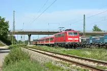 111 061 mit einer RB nach Basel Bad. Bf am Nachmittag des 06.08.13 bei der Einfahrt in M�llheim (Baden).
Gru� an den Lokf�hrer!