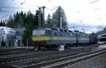Strba am Fu� der Hohen Tatra ist ein sehr interessanter Bahnhof.
Im oberen Teil, innen im Bahnhof Geb�ude, welches man hier rechts sehen kann,
befindet sich die Talstation der Zahnradbahn. Unten, quasi auf Ebene  Null  
liegt der Bahnhof. Dieser zieht sich in weitem Bogen durch zwei lang gestreckte Kurven. An den Zufahrten und auch von der B�schung von oben herab kann man den Bahnhof wunderbar einsehen und hat viele M�glichkeiten, sich einen Fotopunkt zu suchen.
Diese Aufnahme entstand in der �stlichen Ausfahrt. Am 2.5.2003 f�hrt hier gerade 131034 mit einem Kohlezug in Richtung Kosice durch.