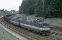 Strba am Fu� der Hohen Tatra ist ein sehr interessanter Bahnhof.
Im oberen Teil, innen im Bahnhof Geb�ude befindet sich die Talstation
der Zahnradbahn. Auf dem Foto hinten zu sehen.
Unten, quasi auf Ebene  Null  liegt der Bahnhof. Dieser zieht sich in weitem
Bogen durch zwei lang gestreckte Kurven. An den Zufahrten und auch von der B�schung von oben herab kann man den Bahnhof wunderbar einsehen und hat viele M�glichkeiten, sich einen Fotopunkt zu suchen.
Diese Aufnahme entstand in der westlichen Ausfahrtkurve. Doppellok 131064 wartet am 3.5.2003 mit einem Leerzug auf Ausfahrt in Richtung Zilina.