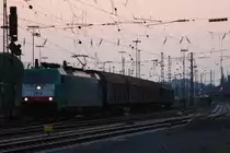 Die Cobra 2814 f�hrt mit einem langen Papierzug aus K�ln-Gremberg nach Zeebrugge(B) am Ende f�hrt 151 153-4 von Railion als Schubhilfe bis zum Gemmenicher-Tunnel bei der Ausfahrt von Aachen-West und f�hrt in Richtung Belgien am einem sch�nem Sommerabend in der Abendstimmung am 29.8.2013. 
