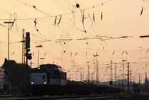 203 559-0 von Locon f�hrt mit einem Kurzen Schotterzug von Aachen-West nach Stolberg-Hbf(Rheinland) bei der Ausfahrt in Aachen-Wet und f�hrt in Richtung Aachen-Hbf in der sch�nen Abendstimmung am ein sch�nem Sommerabend am 29.8.2013.