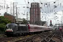 ES 64 U2-034 / 182 534 am HKX1803 nach HH-Altona, mal wieder mit einem bunten Wagenpark, hier bei der Bereitstellung in K�ln Hbf am 15.09.2013