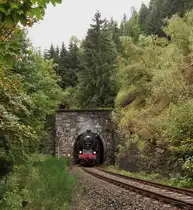 Am 15.09.13 war die 95 027 wieder in ihrer alten Heimat. Hier die Tunnelausfahrt vor Lauscha.