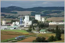 Nach der Ankunft am 15.9.2013 als EZ 7386 in Ernstbrunn gab es noch eine weitere Pendelfahrt mit dem GKB 5063 008 nach Wetzleinsdorf und wieder retour. Die Aufnahme zeigt den Zug als SR 17673 mit Blick auf das Kalkwerk Ernstbrunn, welches jahrelang mit der Bahn bedient wurde, wobei hier leider auf wurde hingewiesen werden muss.