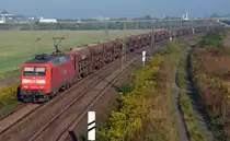 145 017 f�hrte am 14.09.13 einem Sch�ttgutwagenzug durch Schkeuditz West Richtung Leipzig.