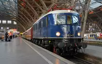 E 18 047 steht mit dem MEG-Sonderzug nach Kloster Ve�ra im Leipziger Hbf und wartet auf die Abfahrt.