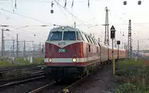 228 748 der MEG erreicht mit einem Sonderzug am Morgen des 14.09.13 den Leipziger Hbf. Die im Hintergrund wartende E 18 047 wird sich ans andere Zugende setzen.
