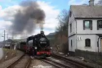 99 1773 f�hrt mit Az84023 am 14.04.2013 in Cranzahl aus dem G�terbereich aus,