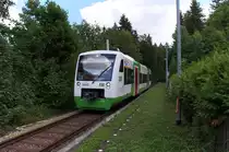 Ein Haltepunkt mitten im Wald - Viele werden den Haltepunkt Harra Nord erst gar nicht finden.
Von der Stra�e aus ist der Hp nicht zu sehen.
Vom Wanderparkplatz Lemnitzhammer ist nur der ehemalige Bahnhof Harra (im Ort) als Wanderweg ausgeschildert.
Wer in Richtung Harra �ber den h�her gelegenen Weg durch den Wald wandert kommt am Hp Harra Nord vorbei, der Wanderer mu� aber zuerst 200 Meter an einer Landstra�e entlang gehen und die Einheimischen SOcKen rasen mit einem Affenzahn an den Touristen vorbei, obwohl die Stra�e sehr eng ist.
Wir haben ihn lebend gefunden, den Haltepunkt Harra Nord oberhalb der Saale und welch ein Wunder, sogar ein Fahrgast hat auf den Zug gewartet.
VT 331 der Erfurter Bahn hat aus Blankenstein kommend den Haltepunkt Harra Nord erreicht.
Der RegioShuttle brummt gleich weiter �ber Bad Lobenstein nach Saalfeld.
Bahnstrecke 6683 Triptis - Unterlemnitz - Blankenstein