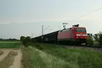 152 012-1 mit einem Schiebewandwagenzug gen Norden am Abend des 06.08.13 bei H�gelheim.