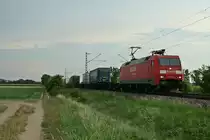 152 112-9 mit einem KLV-Zug gen Norden am Abend des 06.08.13 zwischen M�llheim (Baden) und Buggingen.