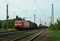 185 120-3 mit einem gemischten Gz gen S�den am Abend des 06.08.13 in M�llheim (Baden).