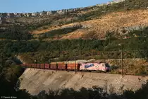 Zum Tagesabschluss kam noch der Manner Taurus 541 001 mit einem G�terzug die Koperrampe hinauf. Hrastovlje, 24.08.2013.