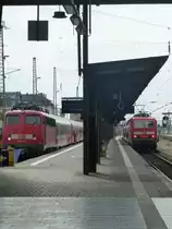 110 441-3 steht in Frankfurt (M.) Hbf, w�hrend 143 227 gerade einf�hrt.
