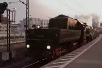 52 4867 am Morgen des 07.09.2013 im Bahnhof Frankfurt/Main-S�d. Sie wird gleich den Sonderzug der  Historischen Eisenbahn Frankfurt  �bernehmen, um ihn zu den XIX. Meininger Dampfloktagen zu bringen. Dieser Job war urspr�nglich f�r 01 118 vorgesehen, welche aber wegen einer Tenderreparatur nicht einsatzf�hig war.