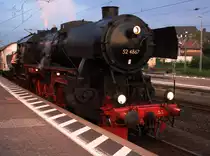Soeben hat 52 4867 am 07.09.2013 auf Gleis 7 im Bahnhof Frankfurt/Main-S�d an den Sonderzug der  Historischen Eisenbahn Frankfurt  angekuppelt. Wenig sp�ter wird sie mit ihm, stellvertretend f�r die in Reparatur befindliche 01 118, nach Meiningen zu den dort stattfindenden XIX. Dampfloktagen starten.