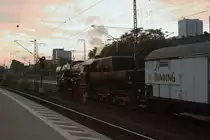 52 4867 am 07.09.2013 vor dem Sonderzug der  Historischen Eisenbahn Frankfurt , im sch�nsten Morgenrot, kurz vor Abfahrt zu den XIX. Meininger Dampfloktagen, startbereit auf Gleis 7 im Bahnhof Frankfurt/Main-S�d. Auch wenn in diesem Zug leider kein Speisewagen eingestellt war, f�r die Versorgung mit gek�hlten Getr�nken war, wie man hier deutlich sieht, bestens gesorgt!! ;-)