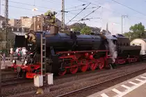 52 4867 am Morgen des 07.09.2013 auf Gleis 7 in Frankfurt/Main-S�d. Sie wird heute den Sonderzug der  Historischen Eisenbahn Frankfurt  nach Meiningen zu den XIX. Dampfloktagen bringen. Auch wenn f�r diese Bef�rderungsleistung eigentlich 01 118 vorgesehen war (die Maschine mu�te mit einem Tenderschaden leider zu Hause bleiben), machte auch diese Lok vor dem Zug eine sehr gute Figur! Als sie mit unserem Sonderzug ohne Schubunterst�tzung die Spessart-Rampe hinaufdonnerte, hatte, so glaube ich jedenfalls, nicht nur der Fotograf vor Begeisterung feuchte Augen! ;-)
Den Signalmast bitte ich freundlichst zu entschuldigen. Egal,
wo ich mich hinstellte, er war einfach immer im Weg. Und ich hatte leider nicht das geeignete Werkzeug dabei, diesen abzus�beln! ;-) Wollte die Aufnahme vor  allem wegen der sch�nen Lichtverh�ltnisse mal zeigen.