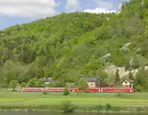 Im Donautal befindet sich IRE 3206 auf der Fahrt von Ulm nach Neustadt (Schwarzwald) am 13.05.2012 im Bahnhof von Hausen im Tal.