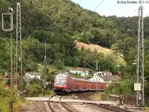 RB 59151 Treuchtlingen - M�nchen f�hrt am 31.7.13 in den Bahnhof Solnhofen ein. Der Ort liegt rechts vom Bildausschnitt auf der anderen Altm�hlseite. 