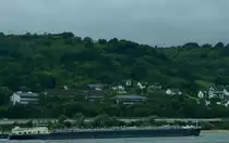 Wer sich nicht von der MS Mezzoforte ablenken l�sst, entdeckt dahinter eine 103 mit IC-Wagen am Hacken......hier ist sie gegen�ber von Lorchhausen auf rheinland-pf�lzischer Seite bei Bacherach in Richtung Koblenz unterwegs. Sonntag 8.9.2013