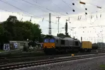 Die Class 66 DE6307 von DLC Railways f�hrt mit viel Qualm mit einem sehr langen MSC-Containerzug aus Weil Am Rhein(D) nach Antwerpen-Berendrecht(B)  bei der Ausfahrt von Aachen-West in Richtung Montzen/Belgien bei Sonne un Wolken am 31.8.2013.