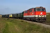 2143 009 f�hrt mit dem  NostalgieExpress Leiser Berge  an einem sonnigen Morgen nach Ernstbrunn. Die Aufnahme entstand kurz nach W�rnitz-Hetzmannsdorf, am 22.09.2013.