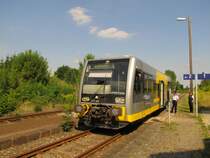 Burgenlandbahn 672 906 als RB 34722 von Zeitz nach Wei�enfels, am 22.08.2013 beim au�erplanm��igen Kreuzungshalt in Thei�en.